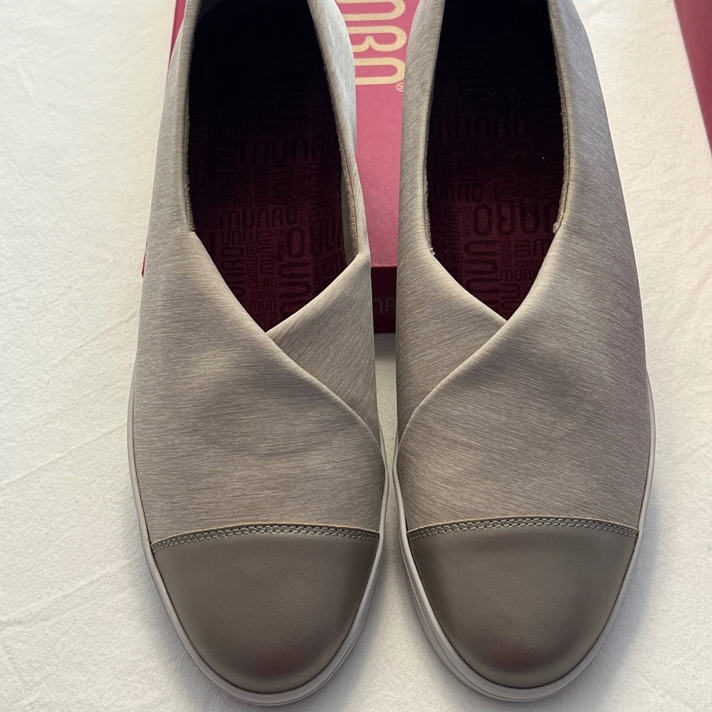 Munro Plum women’s shoes in Champagne, size 10.5 M. Brand new in box.